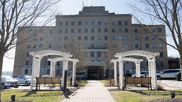 Charlotte Hungerford Hospital exterior